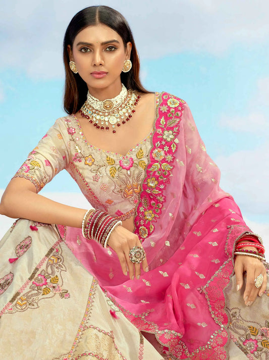 Exklusiver Designer-Braut-Lehenga in Beige und Pink mit Stickerei und Designer-Paneelen, NAVYA-KOLLEKTION 2025