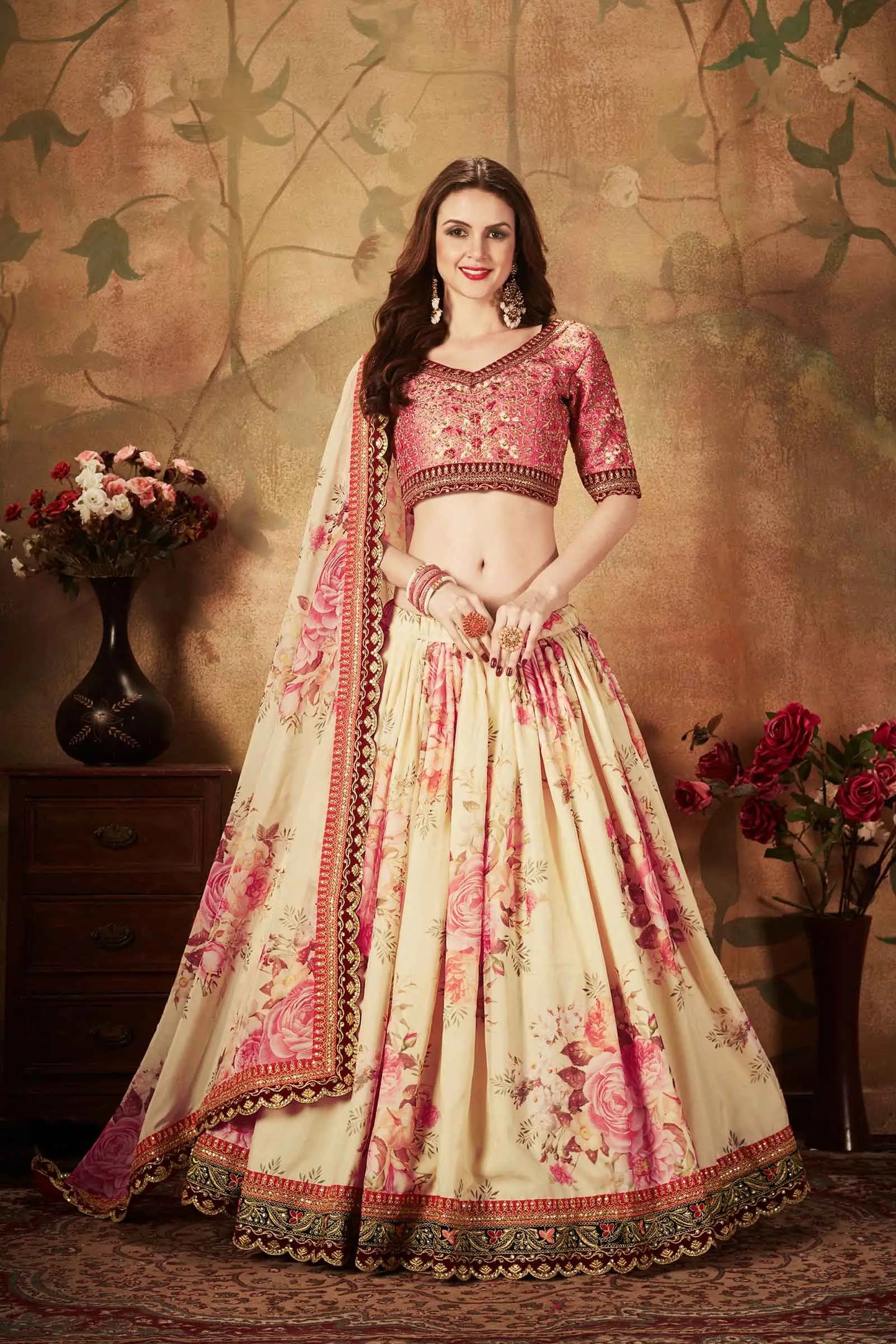 Lehenga en organza beige et pêche avec imprimé floral et travail de sequins