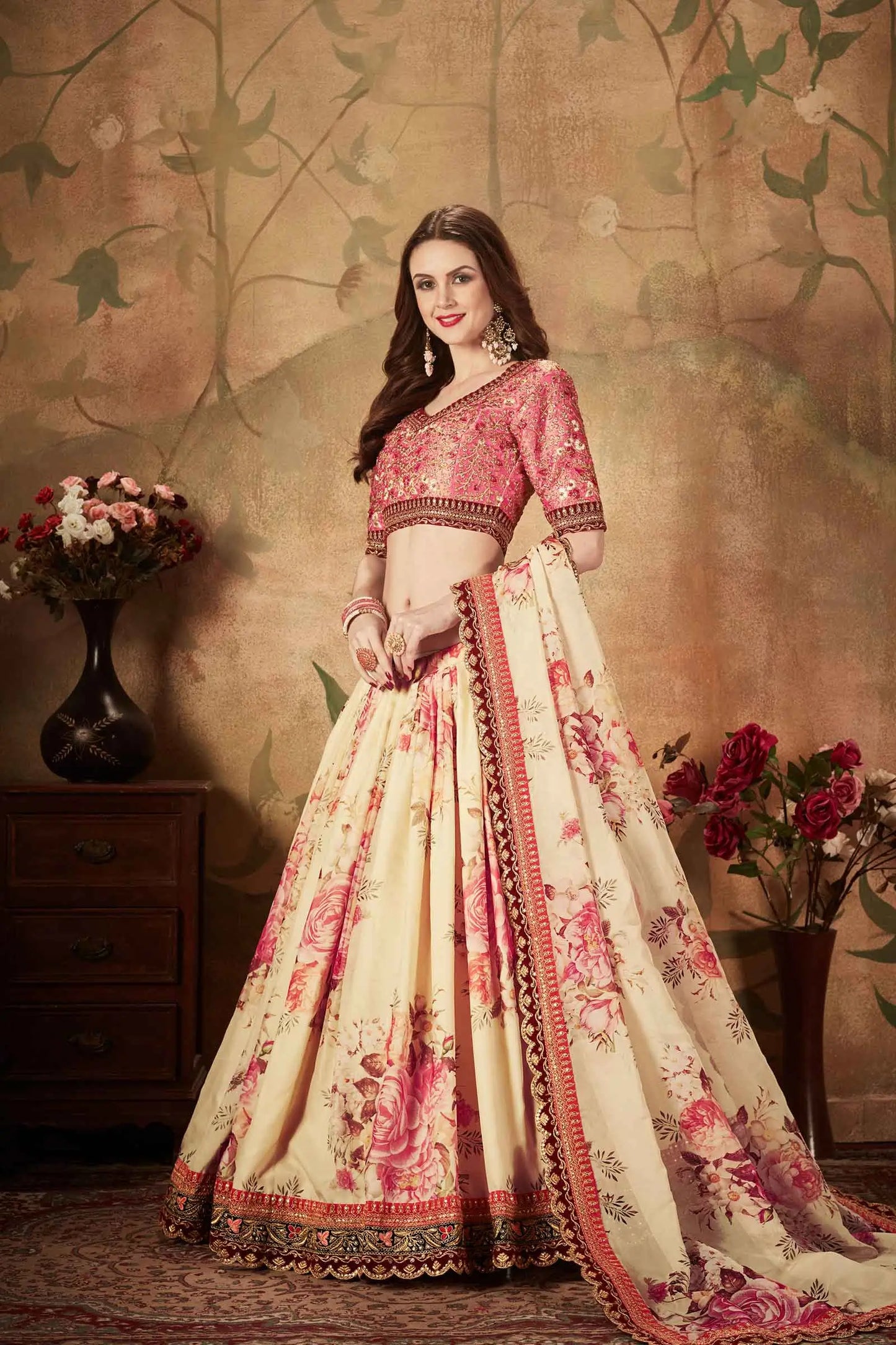 Lehenga en organza beige et pêche avec imprimé floral et travail de sequins