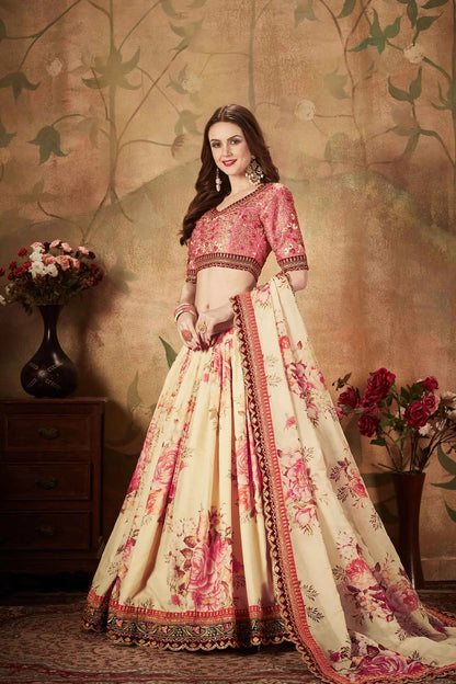 Lehenga en organza beige et pêche avec imprimé floral et travail de sequins