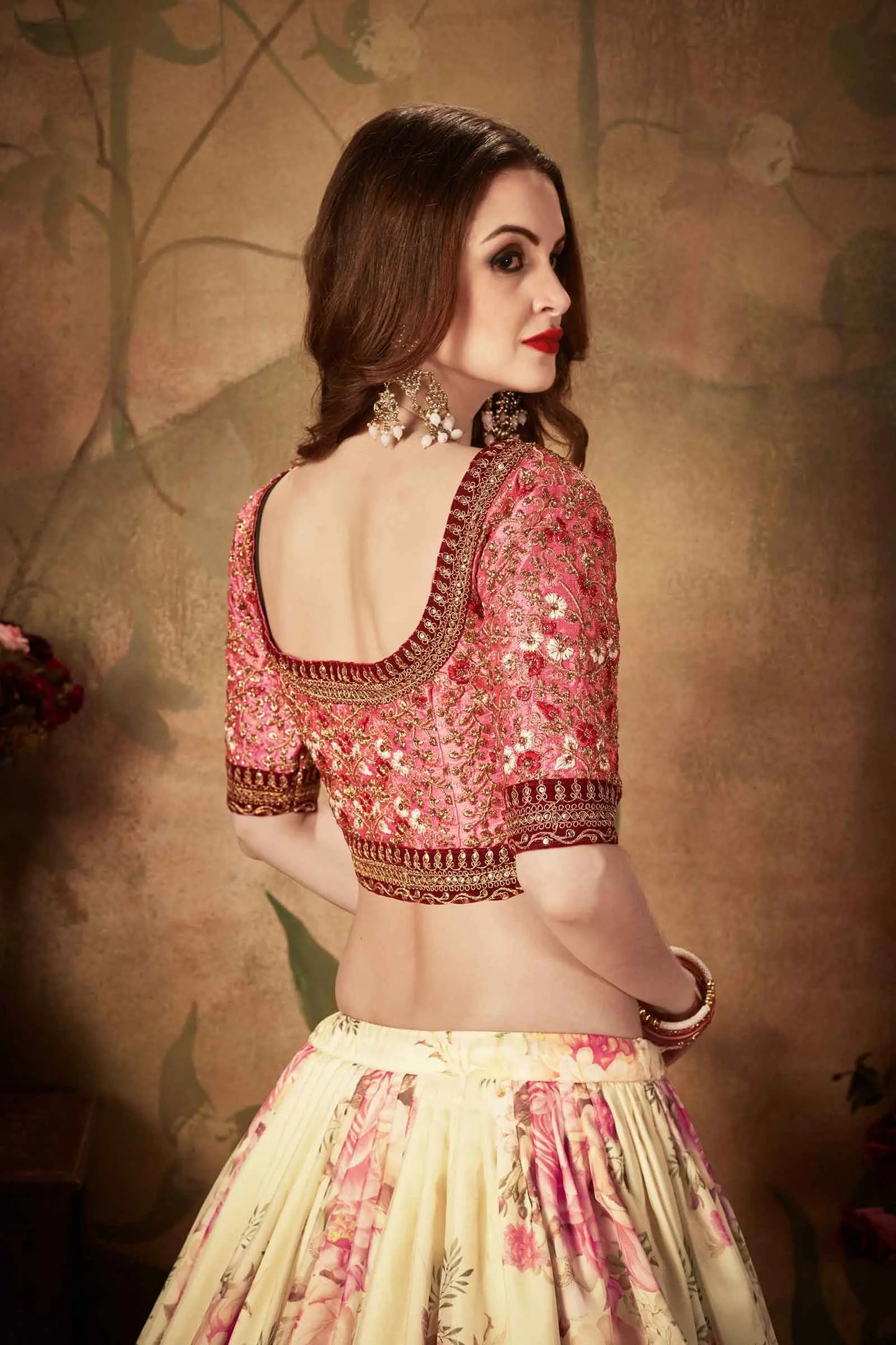 Lehenga en organza beige et pêche avec imprimé floral et travail de sequins