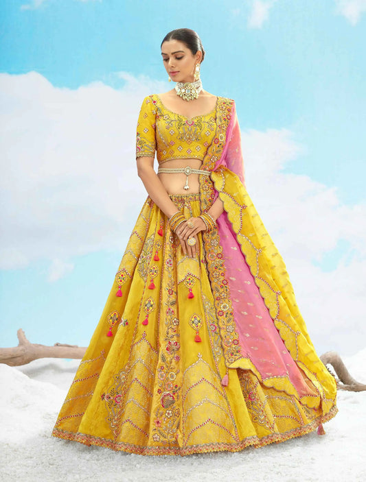 Exklusiver Designer-Braut-Lehenga aus gelber Seide mit Designer-Paneelen und edler Stickerei, NAVYA-KOLLEKTION 2025