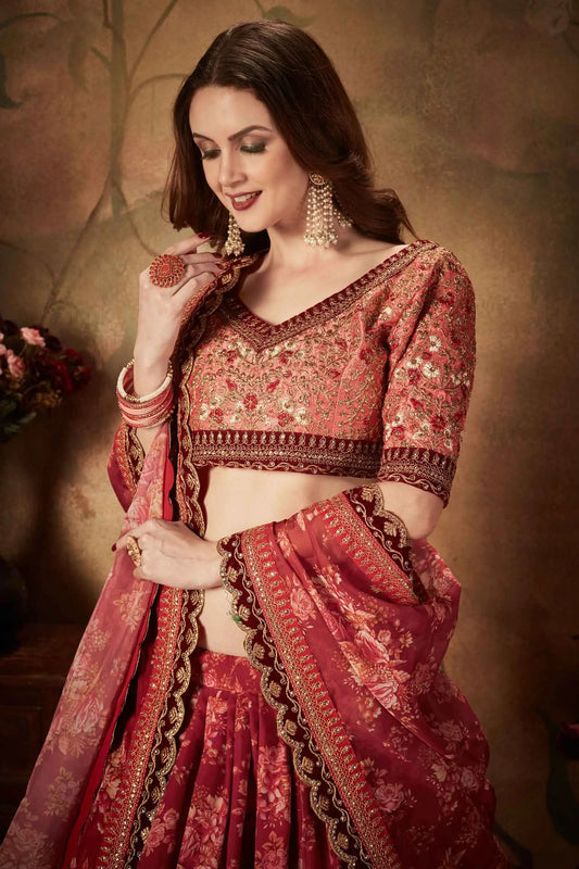 Lehenga en organza bordeaux et pêche avec imprimé floral et travail de sequins