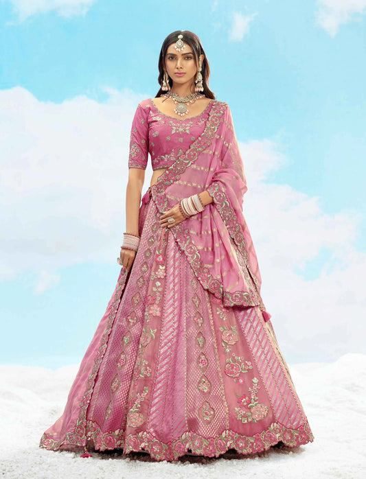 Exklusiver Designer-Braut-Lehenga in Puderrosa, verziert mit wunderschöner Blumenstickerei und exquisiten Applikationen, NAVYA-KOLLEKTION 2025