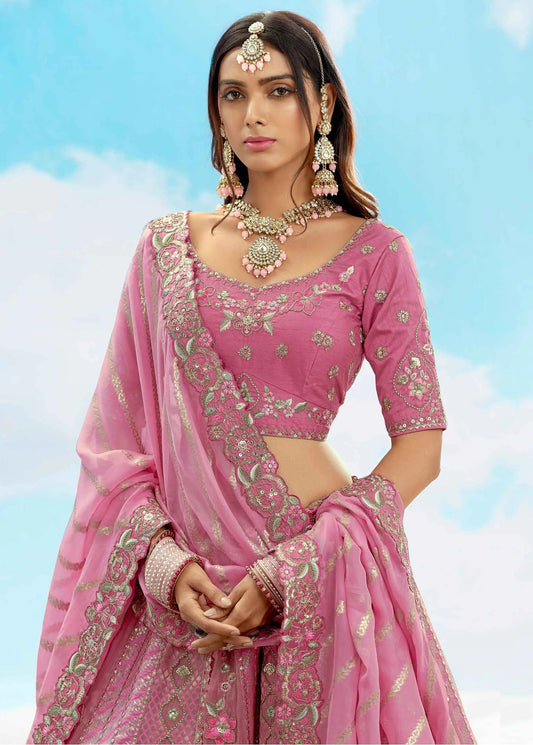 Exklusiver Designer-Braut-Lehenga in Puderrosa, verziert mit wunderschöner Blumenstickerei und exquisiten Applikationen, NAVYA-KOLLEKTION 2025