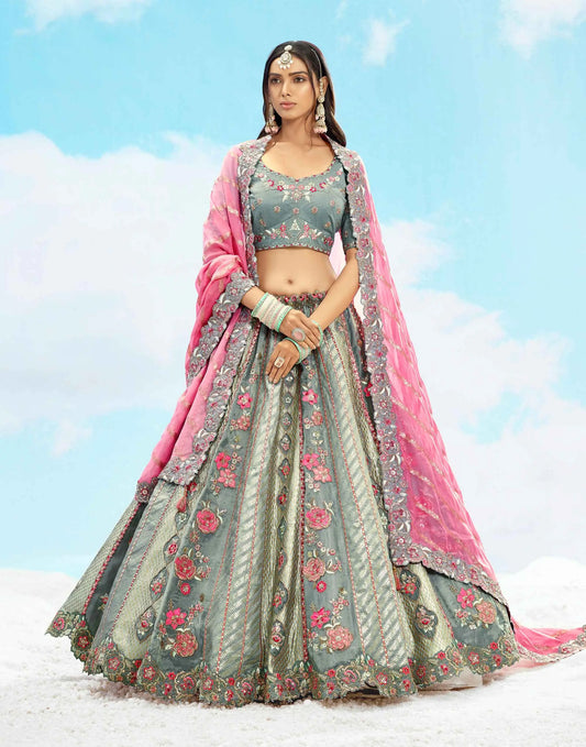 Exklusiver blau-grauer Designer-Braut-Lehenga mit Blumenstickerei aus der Designer-NAVYA-KOLLEKTION 2025