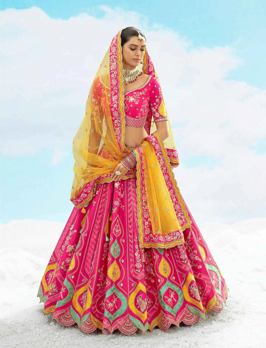 Exklusiver Designer-Braut-Lehenga in Fuchsia-Pink mit Stickereien und Applikationen, NAVYA-KOLLEKTION 2025