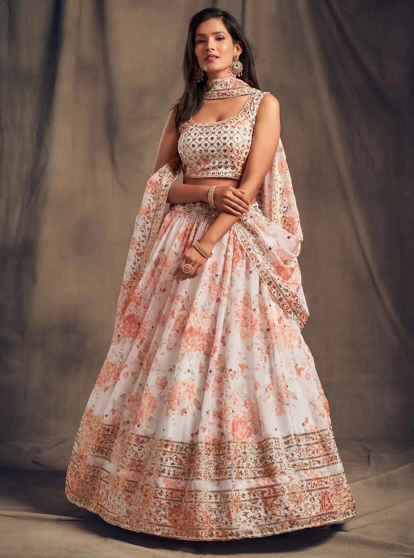 Lehenga en Organza à Imprimé Floral Blanc avec Travaux de Sequins