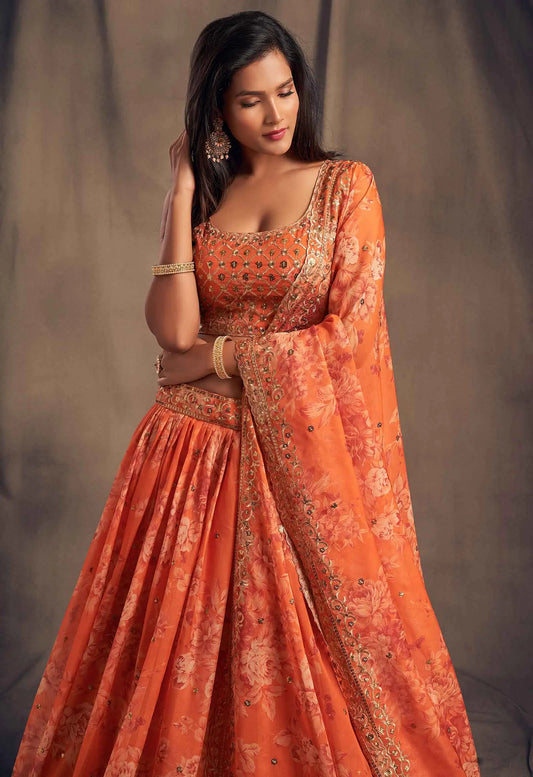 Lehenga en Organza à Imprimé Floral Orange avec Travaux de Sequins