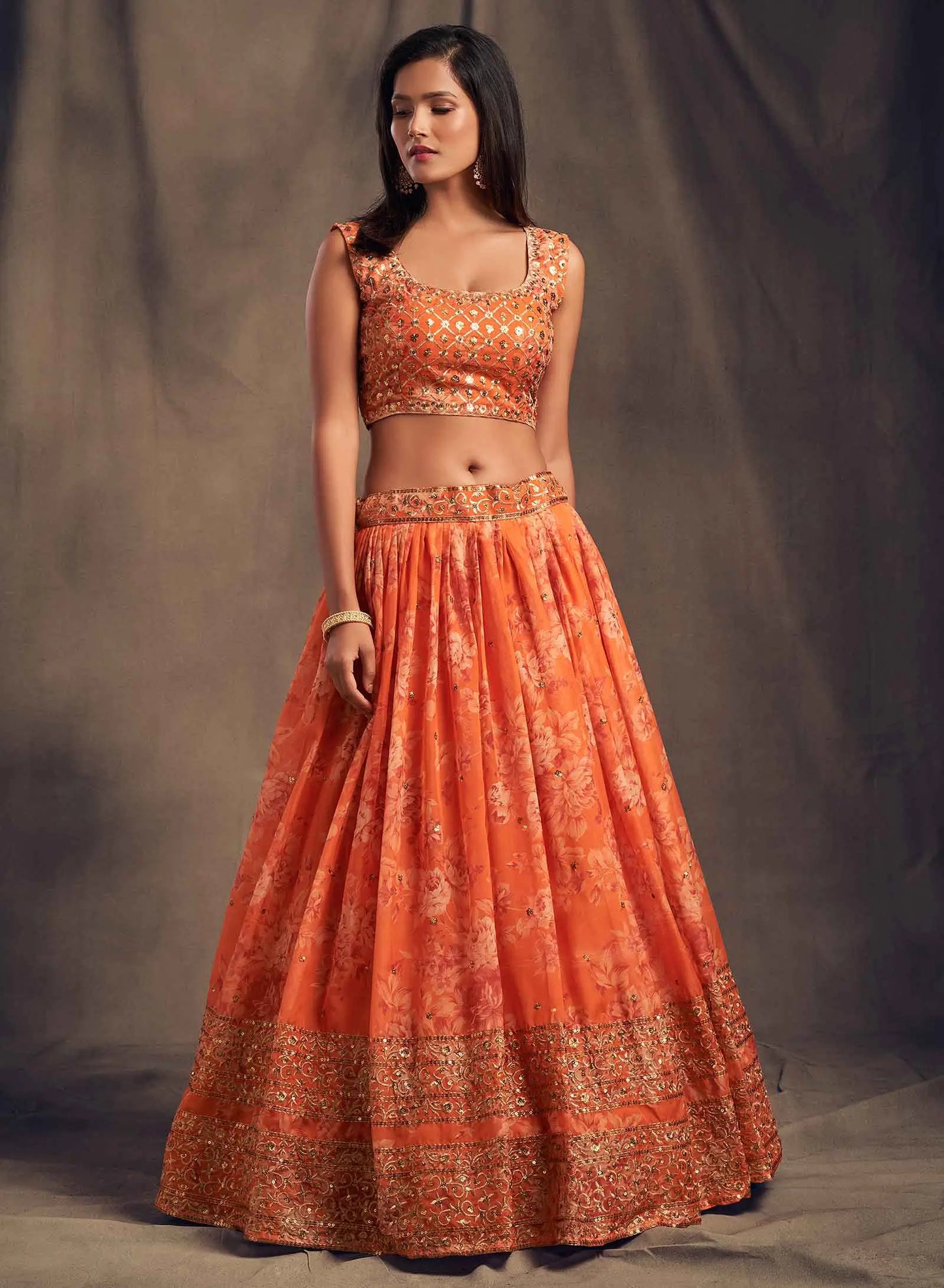 Lehenga en Organza à Imprimé Floral Orange avec Travaux de Sequins