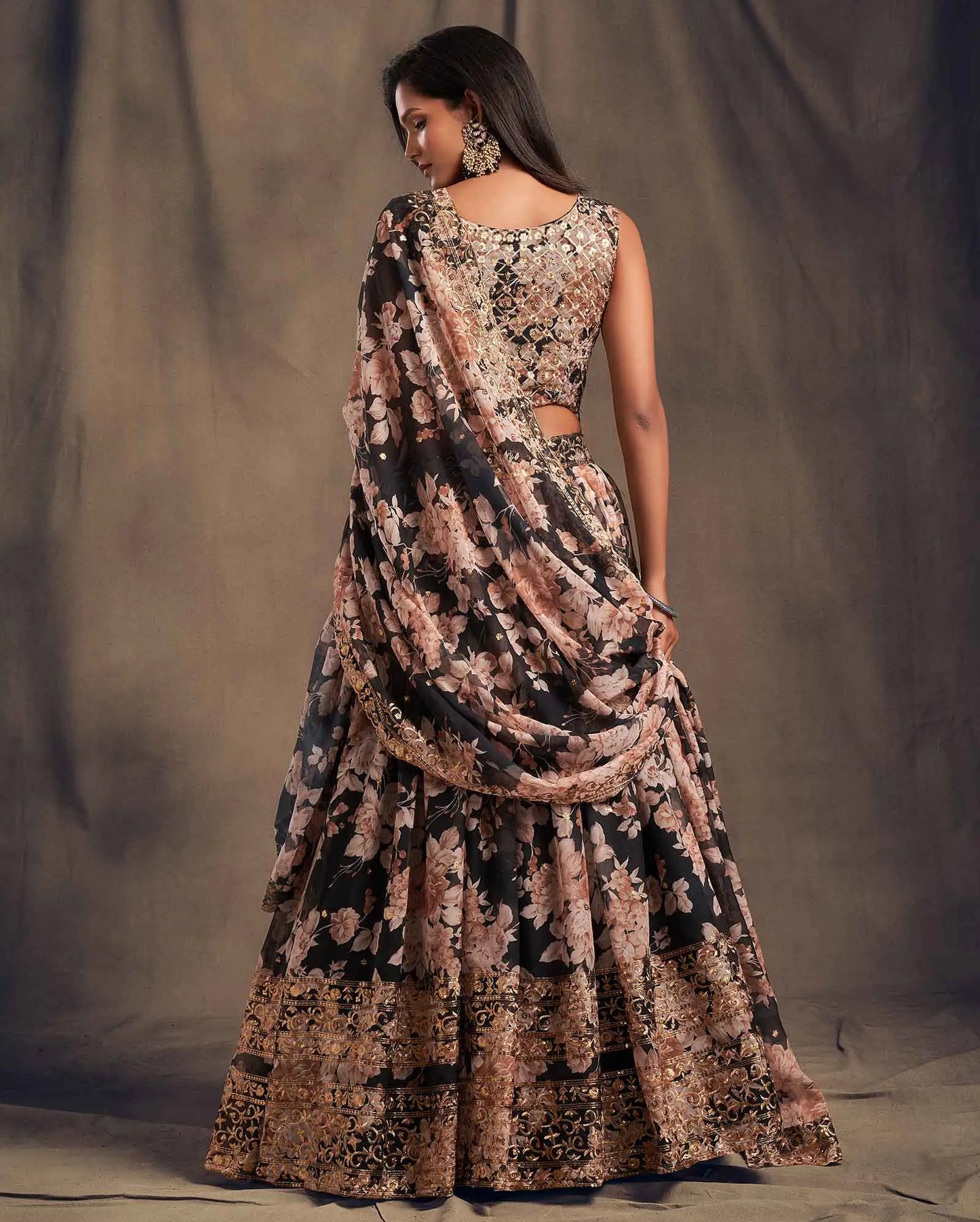 Lehenga en Organza à Imprimé Floral Noir avec Travaux de Sequins