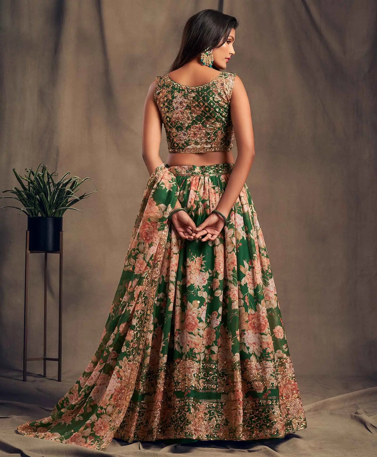 Lehenga en Organza à Imprimé Floral Vert avec Travaux de Sequins