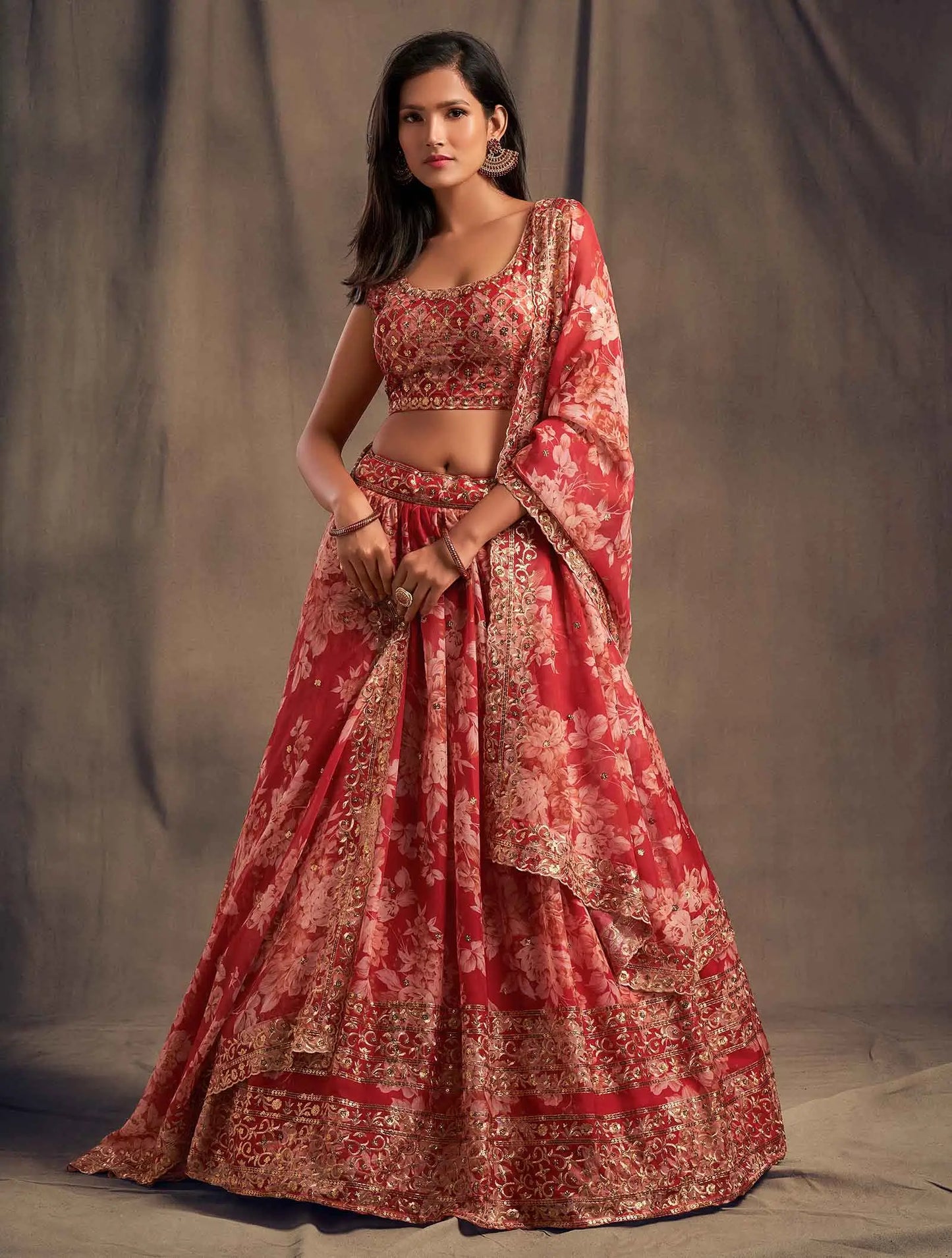 Lehenga en Organza à Imprimé Floral Rouge avec Travaux de Sequins