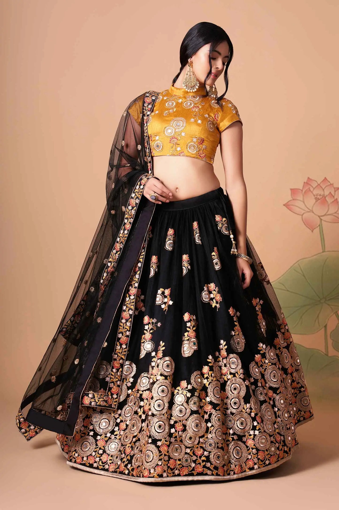 Lehenga noir et jaune en filet doux avec broderie au fil, zari, dori et sequins avec travail de miroir