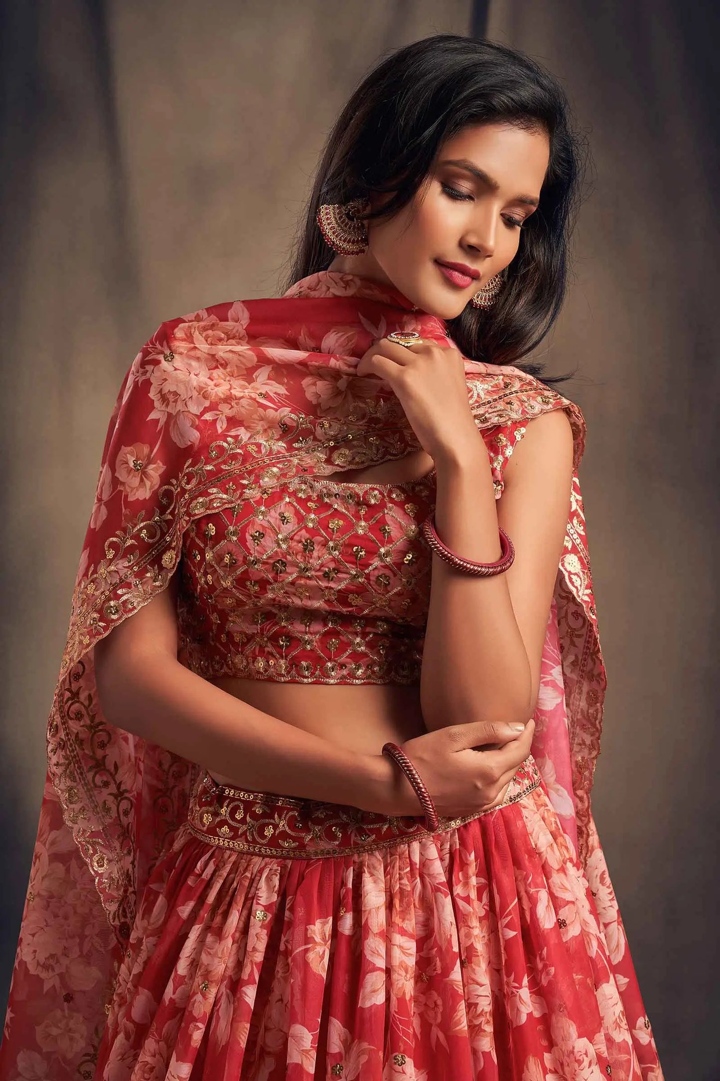 Lehenga en Organza à Imprimé Floral Rouge avec Travaux de Sequins