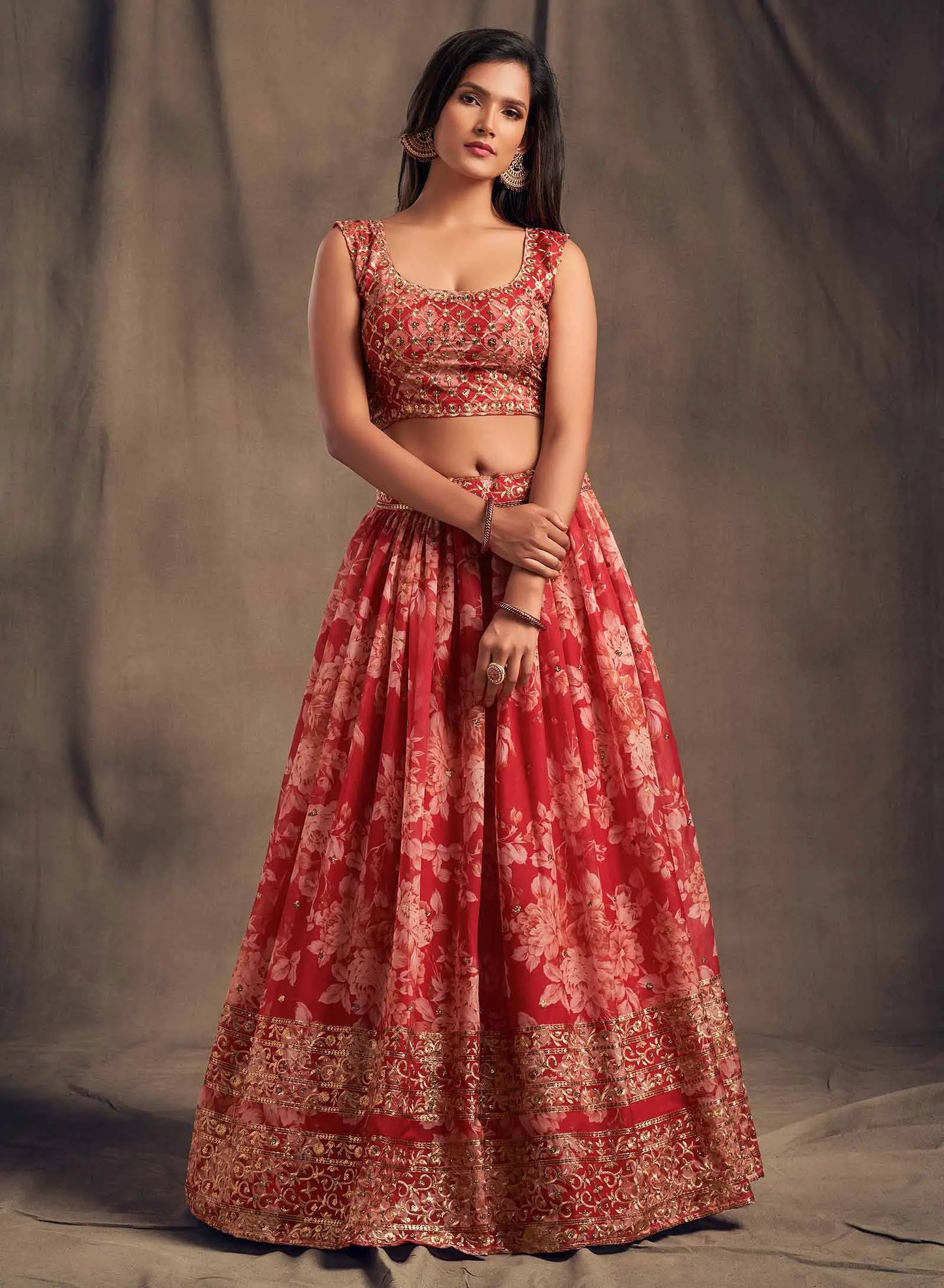 Lehenga en Organza à Imprimé Floral Rouge avec Travaux de Sequins