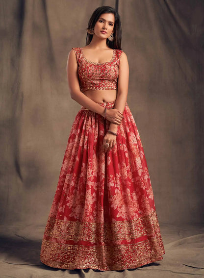 Lehenga en Organza à Imprimé Floral Rouge avec Travaux de Sequins