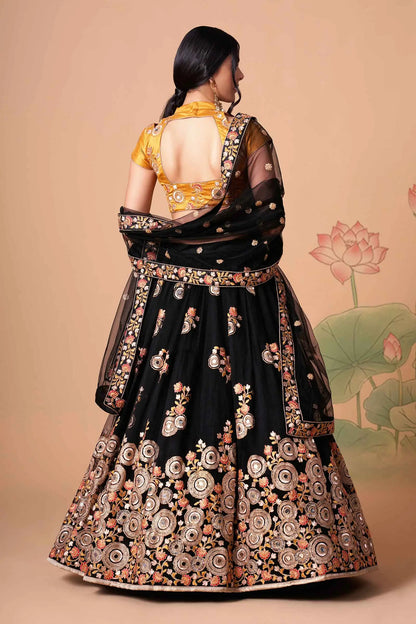 Lehenga noir et jaune en filet doux avec broderie au fil, zari, dori et sequins avec travail de miroir