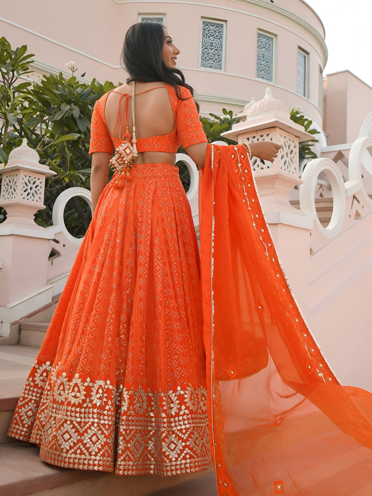 Lehenga orange léger en georgette avec travail traditionnel