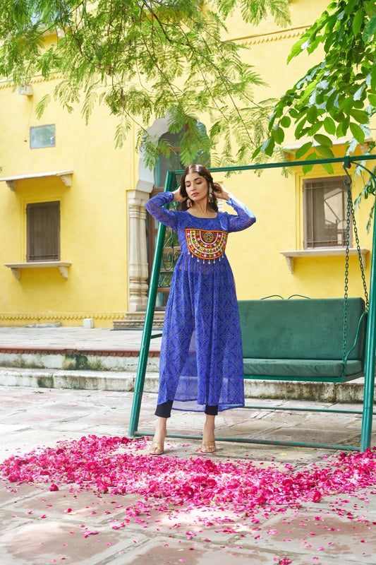 Eleganter rosa-grauer Braut-Lehenga mit Zarkan-Stickerei und Pailletten