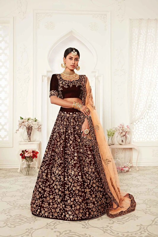 Lehenga en velours bordeaux avec broderies en fil, zari et sequins.