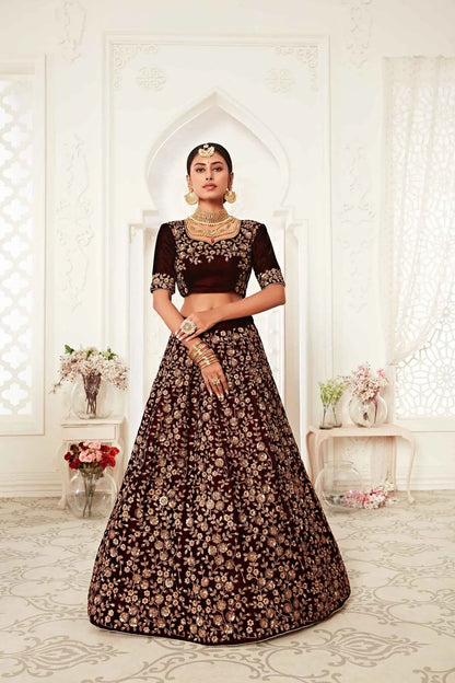 Lehenga en velours bordeaux avec broderies en fil, zari et sequins.