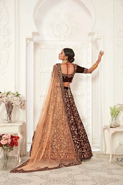 Lehenga en velours bordeaux avec broderies en fil, zari et sequins.