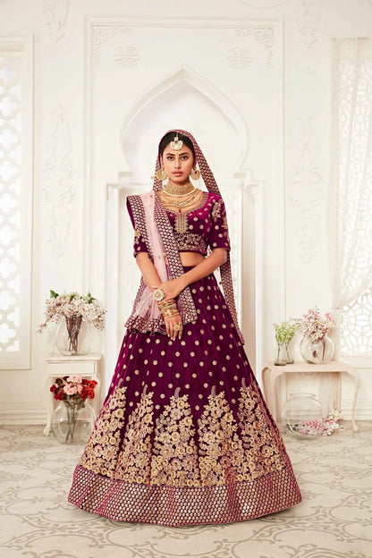 Lehenga en velours rouge sombre avec broderies en fil, zari et sequins.
