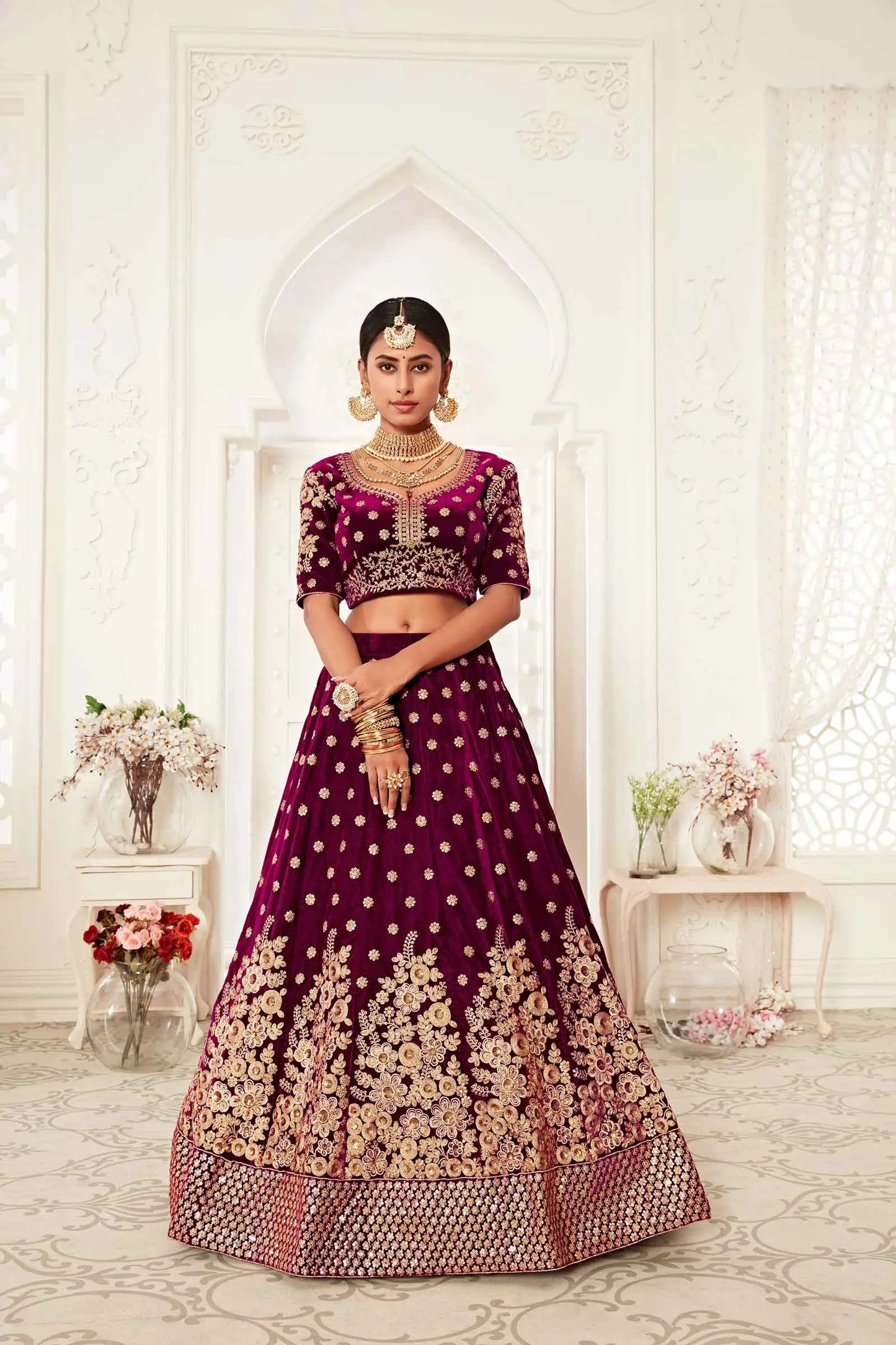 Lehenga en velours rouge sombre avec broderies en fil, zari et sequins.