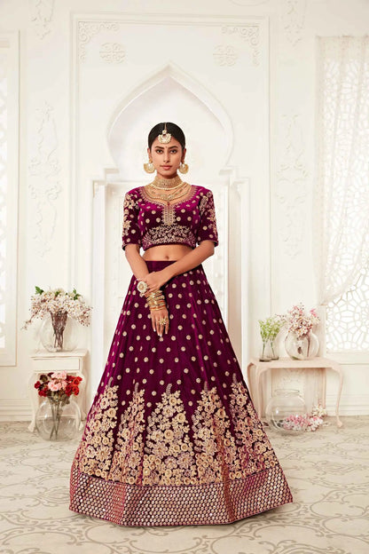 Lehenga en velours rouge sombre avec broderies en fil, zari et sequins.