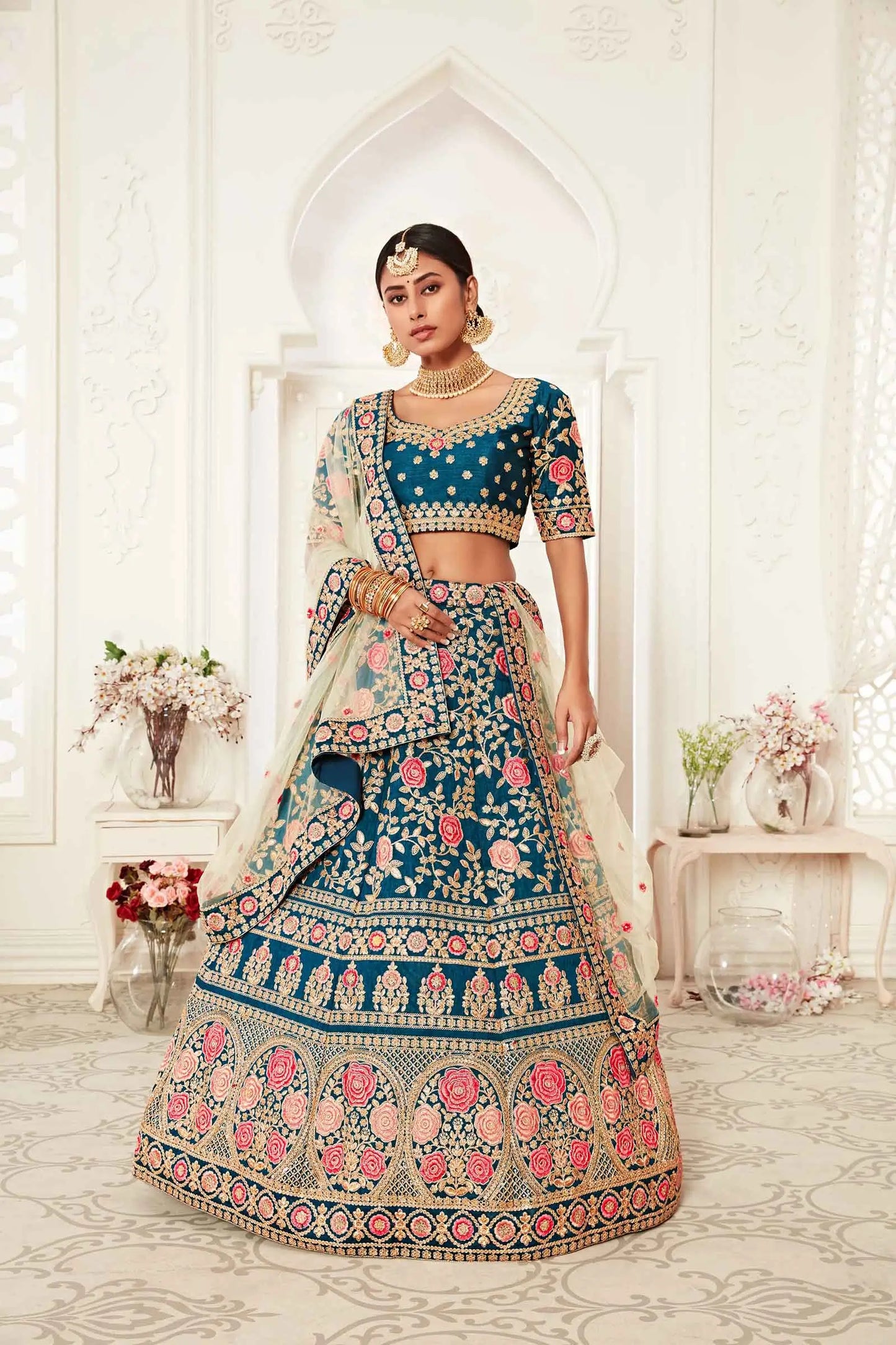 Lehenga en soie bleu-vert riche avec broderie en fil, dori, zari et sequins.