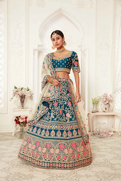 Lehenga en soie bleu-vert riche avec broderie en fil, dori, zari et sequins.