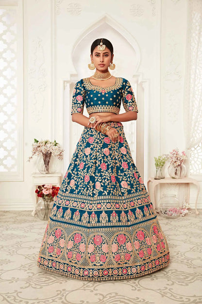 Lehenga en soie bleu-vert riche avec broderie en fil, dori, zari et sequins.