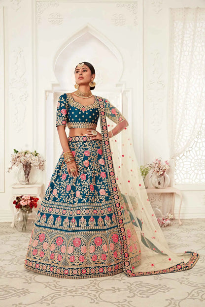 Lehenga en soie bleu-vert riche avec broderie en fil, dori, zari et sequins.