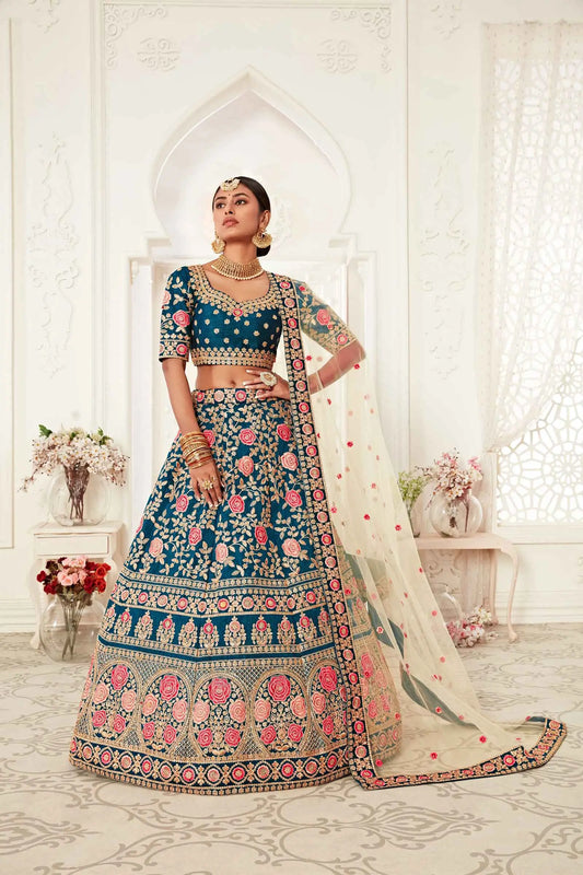 Lehenga en soie bleu-vert riche avec broderie en fil, dori, zari et sequins.