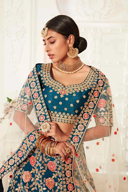 Lehenga en soie bleu-vert riche avec broderie en fil, dori, zari et sequins.