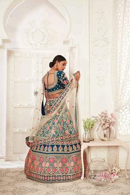 Lehenga en soie bleu-vert riche avec broderie en fil, dori, zari et sequins.
