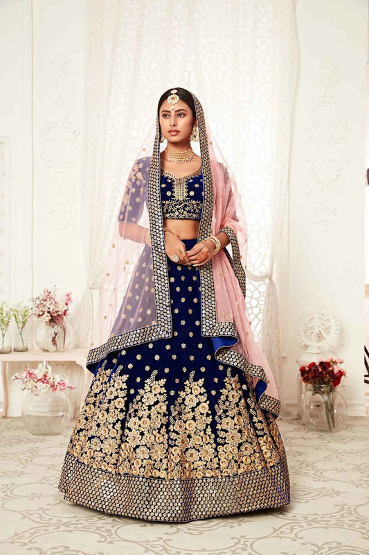 Lehenga en velours bleu marine royal avec broderies en fil, zari, dori et sequins