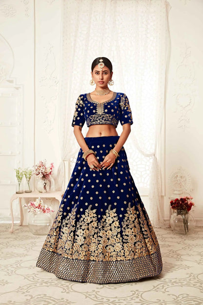 Lehenga en velours bleu marine royal avec broderies en fil, zari, dori et sequins