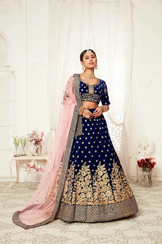 Lehenga en velours bleu marine royal avec broderies en fil, zari, dori et sequins