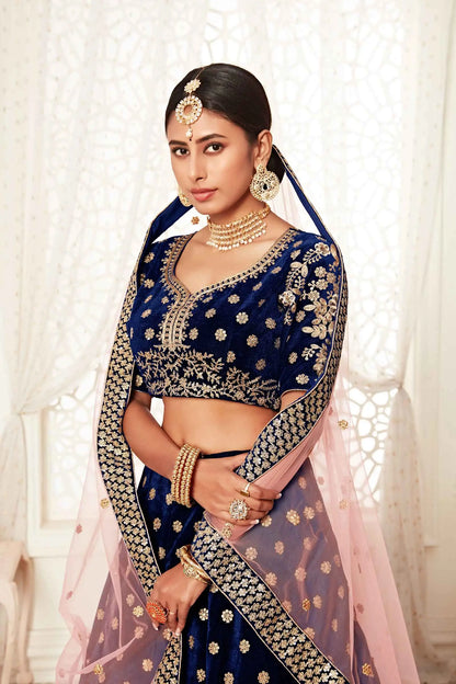 Lehenga en velours bleu marine royal avec broderies en fil, zari, dori et sequins