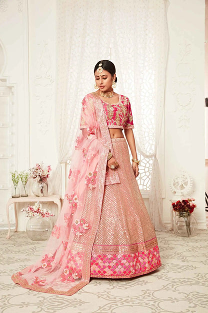 Lehenga rose flamant en soft net avec broderies en fil, dori, zari et sequins