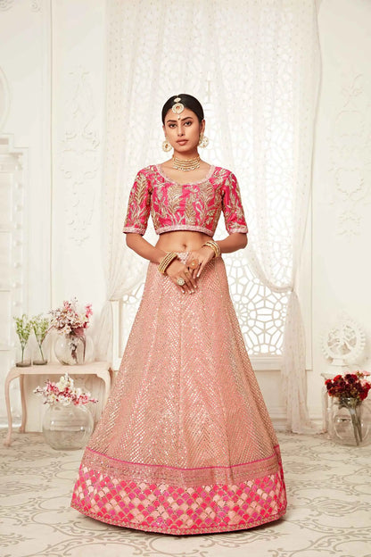Lehenga rose flamant en soft net avec broderies en fil, dori, zari et sequins