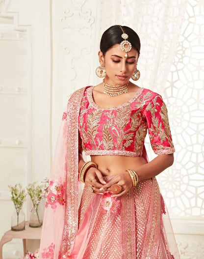 Lehenga rose flamant en soft net avec broderies en fil, dori, zari et sequins