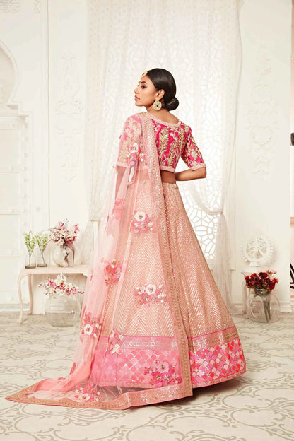 Lehenga rose flamant en soft net avec broderies en fil, dori, zari et sequins