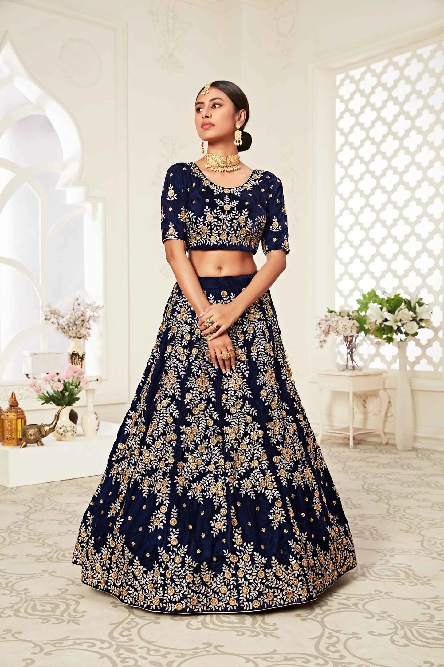 Lehenga bleu marine en velours avec broderies en zari et fil, ornées de finitions diamant (Diamond work)