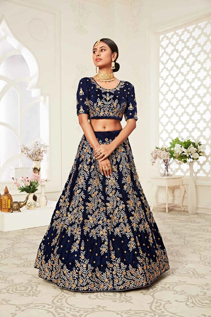 Lehenga bleu marine en velours avec broderies en zari et fil, ornées de finitions diamant (Diamond work)