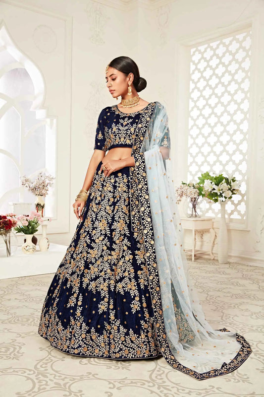 Lehenga bleu marine en velours avec broderies en zari et fil, ornées de finitions diamant (Diamond work)