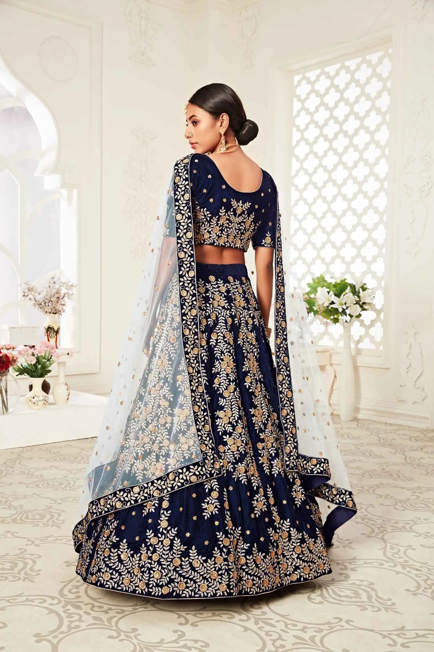 Lehenga bleu marine en velours avec broderies en zari et fil, ornées de finitions diamant (Diamond work)