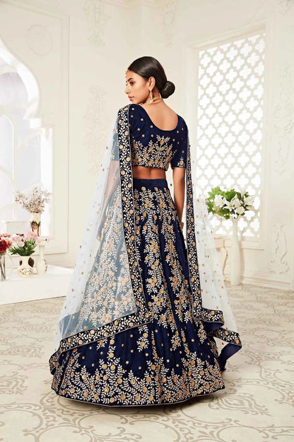 Lehenga bleu marine en velours avec broderies en zari et fil, ornées de finitions diamant (Diamond work)
